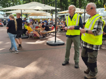marktmeesters in overleg op de markt van Melk en Honing 2026 marktmeesters in overleg op de markt van Melk en Honing 2026